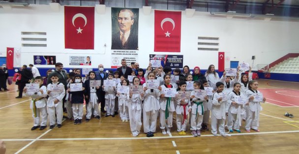 GÖLCÜK TAEKWONDO ŞÖLENİNDE 270 SPORCU ÜST KUŞAĞA TERFİ ETTİ