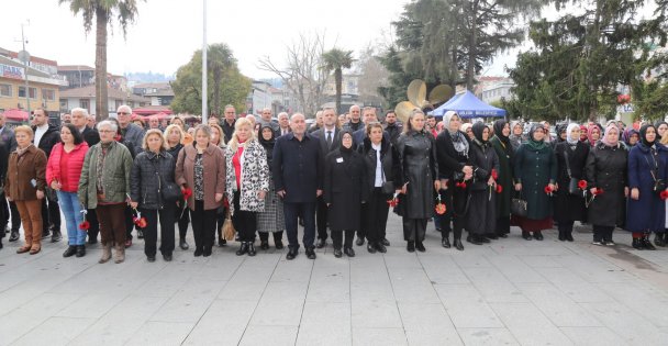 GÖLCÜK'TE KADINLAR GÜNÜ TÖRENLE KUTLANDI