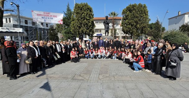 GÖLCÜK'TE KADINLAR GÜNÜ TÖRENLE KUTLANDI