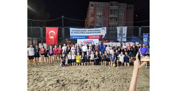 Gölcük'te plaj voleybolu çekişmeli anlara sahne oldu