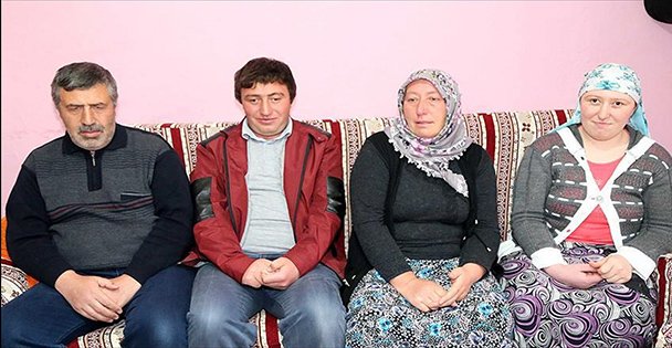 Görme engelli eşi ile 3 çocuğuna 'göz' oluyor