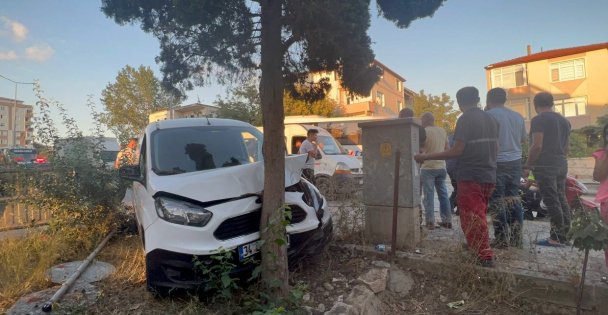 Hafif ticari araç ile çarpışan elektrikli bisiklet sürücüsü yaralandı (Video Haber)