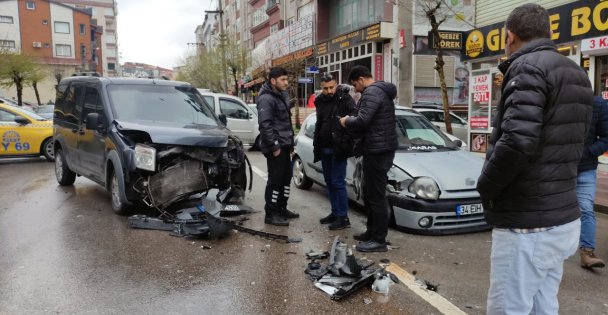 Hafif Ticari Araç İle Otomobil Çarpıştı: 1 Yaralı  (VİDEOLU HABER)