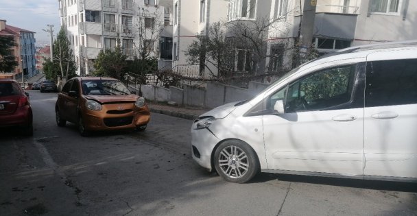 Hafif ticari araç ile otomobil kafa kafaya çarpıştı: 1 yaralı