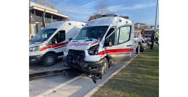 Hamile kadını hastaneye yetiştirmeye çalışan ambulans kaza yaptı: 5 yaralı