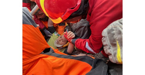 Hatay'dan 182'nci saatte güzel haber:13 yaşındaki Kaan sağ çıkarıldı