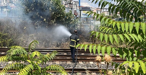 Hızlı tren rayında çıkan yangını canlarını hiçe sayarak söndürdüler