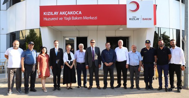 Huzurevinde kalan yaşlılarla bir araya geldi