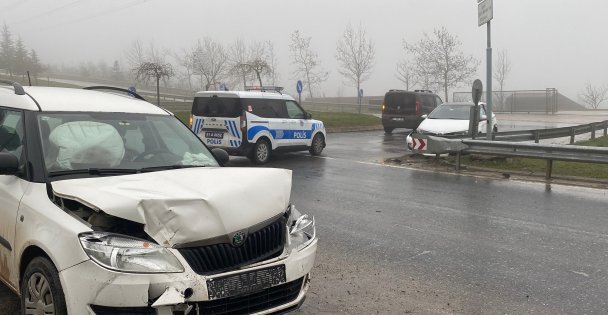 İki otomobilin çarpıştığı kazada sürücüler yaralandı