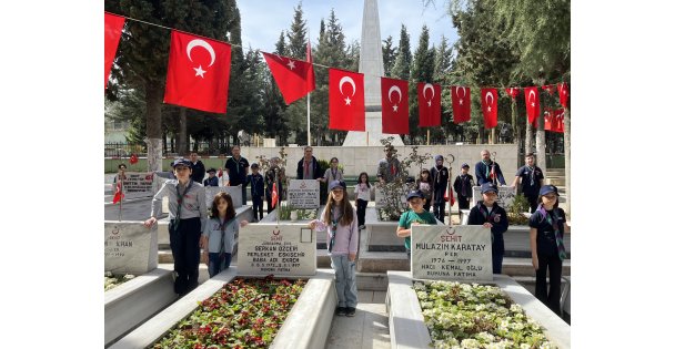 İLKÇEV izcileri Gebze Sehitliği'ni ziyaret etti.