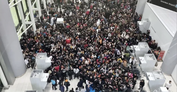 İstanbul Havalimanı'na gelen gönüllülerin deprem bölgelerine gidişi sürüyor