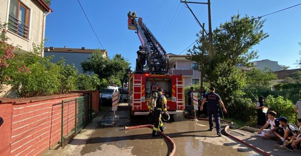 İtfaiye Yangına Müdahale Ederken, Mahalleli Meraklı Gözlerle İzledi