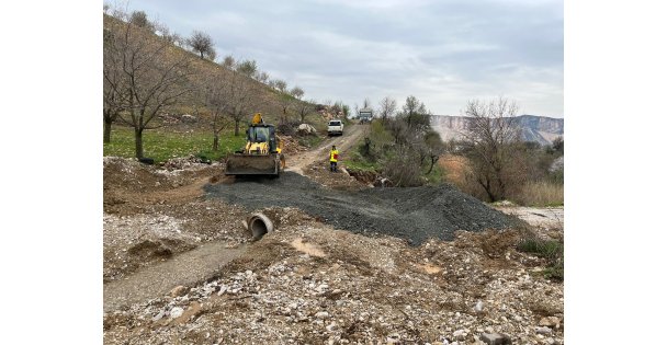 İzmit Belediyesi Adıyaman'da Selden Kapanan Yolları Açtı