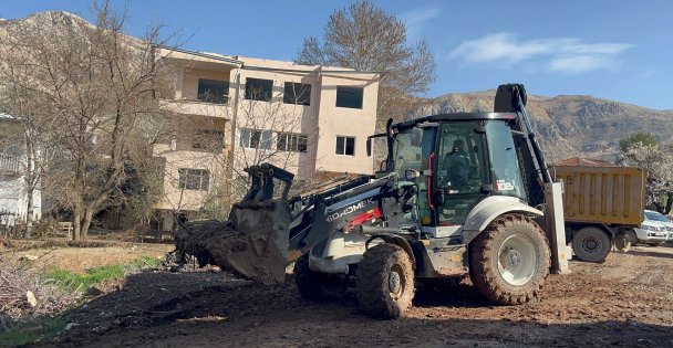 İzmit Belediyesi Ekipleri, Sel Bölgesinde Aralıksız Çalışıyor