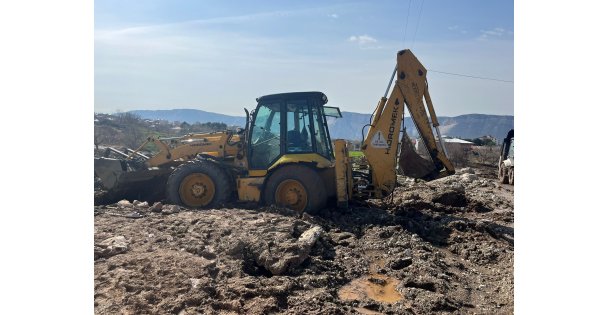 İzmit Belediyesi Ekipleri, Sel Bölgesinde Çamura Saplanan İş Makinesini Kurtardı