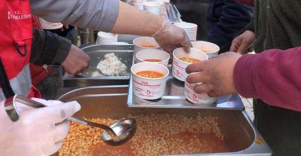 İzmit Belediyesi, Hatay'da sıcak yemek dağıtımına başladı