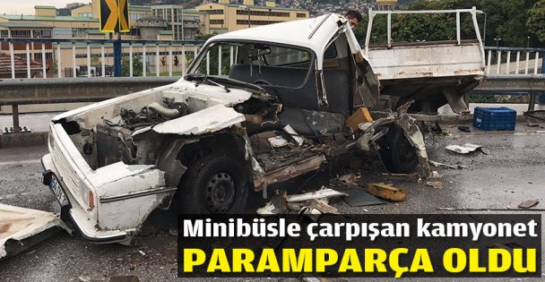 İzmit'te feci kaza: Kamyonet paramparça oldu