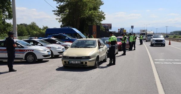 Jandarma trafikte affetmedi: 622 araç ile 185 sürücü trafikten men edildi