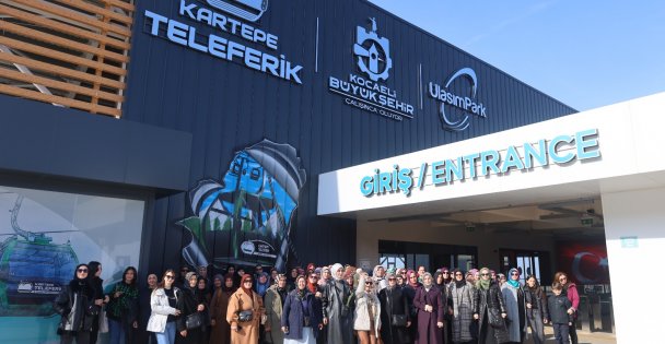 Kadın çiftçiler teleferikle zirveye çıktı