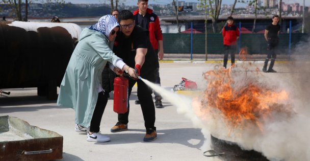 Kadınlar Servis Şoförü Olabilmek Için Eğitime Girdi