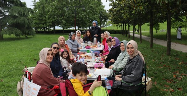 Kadınlar Yaza 'Merhaba' Dedi