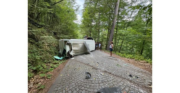 Kamp için Yedigöller'e gelen çiftin karavanı devrildi: 2 yaralı