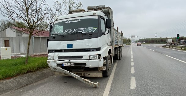 Kamyon Kırmızı Işıkta Duran Araca Çarptı: 2 Yaralı