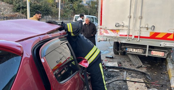 Kamyonete çarpan otomobil hurdaya döndü: 1 yaralı