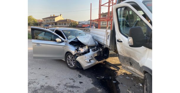 Kamyonete çarpan otomobilin sürücüsü ağır yaralandı