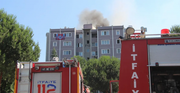 Karamürsel'de apartmanın çatısında çıkan yangın söndürüldü