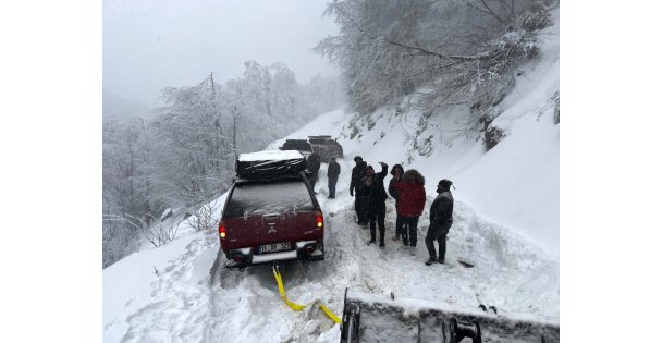 Karda mahsur kalanları Büyükşehir kurtardı