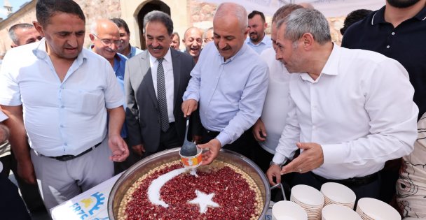 Kaymakam Güler ve Başkan Büyükgöz'den aşure ikramı