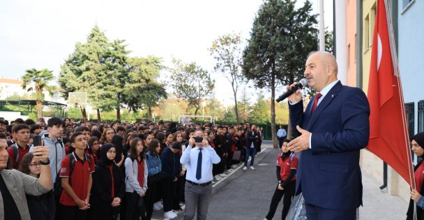 Kaymakam Özyiğit ve Başkan Büyükgöz Bayrak Töreninde