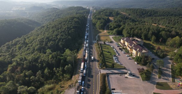 Kaza sonrası Bolu Dağı'nda kilometrelerce araç kuyruğu oluştu