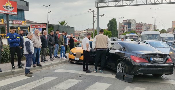 (VİDEOLU)Kırmızı Işıkta Geçti: 3 Araç Birbirine Girdi