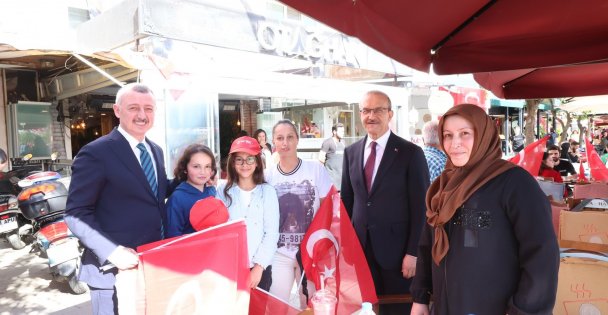 Kocaeli Valisi sokak sokak gezerek vatandaşlara Türk bayrağı dağıttı