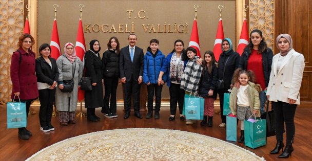 Kocaeli Valisi Yavuz hamisi olduğu çocukları makamında ağırladı