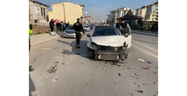 Kocaeli'de 2 otomobil çarpıştı: 1 yaralı