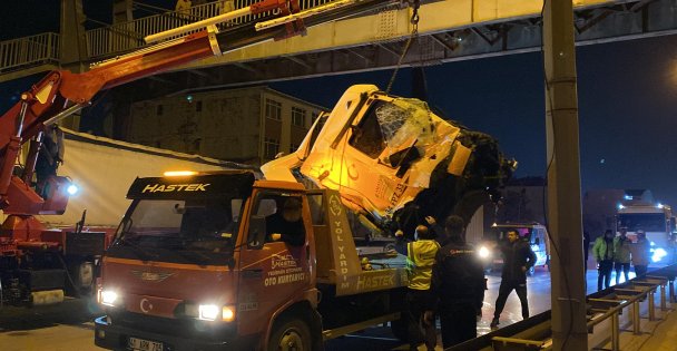 Kocaelide 2 tırın karıştığı kazada kupa koptu: Sürücü ağır yaralandı