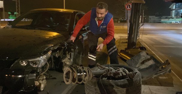 Kocaeli'de aydınlatma direğine çarpan otomobilin tekerleği koptu: 3 yaralı