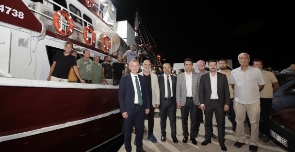 Kocaeli'de balıkçılar havai fişek eşliğinde denize açıldı