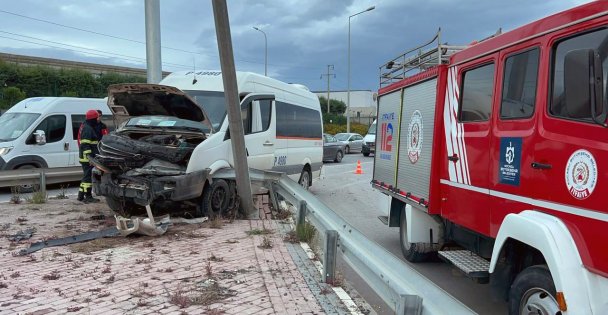 Bariyere çarpan servis minibüsünün sürücüsü yaralandı