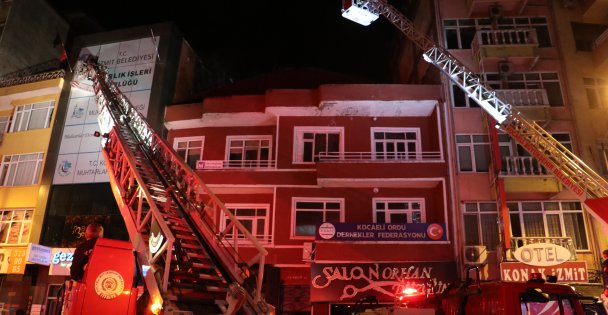 Kocaeli'de bir apartmanın çatı katında çıkan yangın söndürüldü