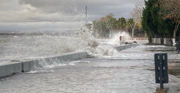 Kocaelide deniz taşarken 2 tekne battı, ağaçlar ise yerlerinden söküldü