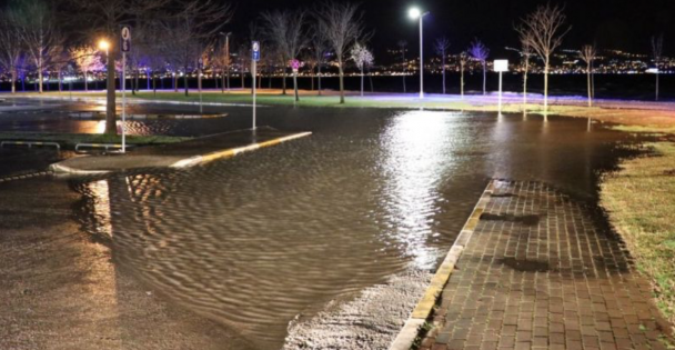 Kocaeli'de denizin taşması sonucu sahil otoparkı su altında kaldı