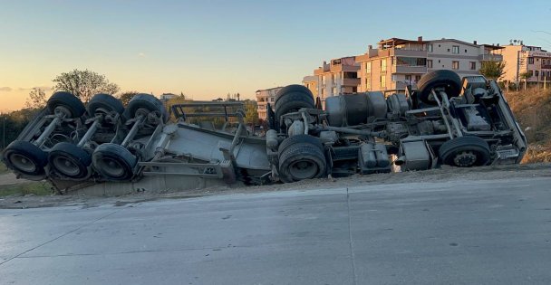 Devrilen beton mikserinin sürücüsü yaralandı