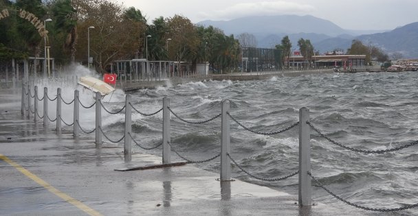 Kocaeli'de fırtına: 7 balıkçı teknesi battı