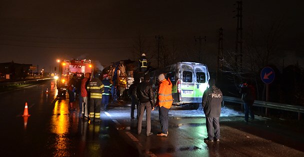 Kocaeli'de minibüsün çarptığı tırda yangın