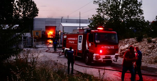 Kocaeli'de Sanayi Gazları Dolum Tesisinde Yangın