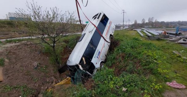 Kocaeli'de Servis Midibüsü Devrildi: 8 Kişi Yaralandı